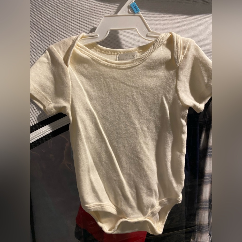Tres Beau et Belle Infant Girls Bodysuit, NWOT, size 6-9 months.